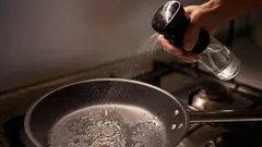 Why Experienced Home Cooks Rub Vinegar on a Skillet Before Cooking: An Old Kitchen Trick